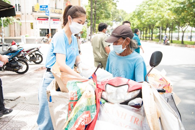 Miss Vietnam beauties lend helping hand to poor people in Ho Chi Minh City
