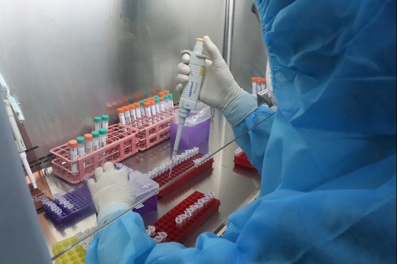 covid 19 updates august 25 vietnam to publish handbook for living with covid 19