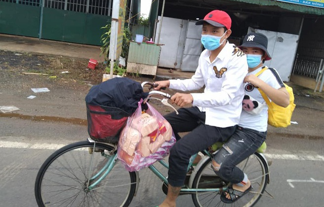 Struggling Due to Covid, Citizens Walk for Miles to their Hometowns