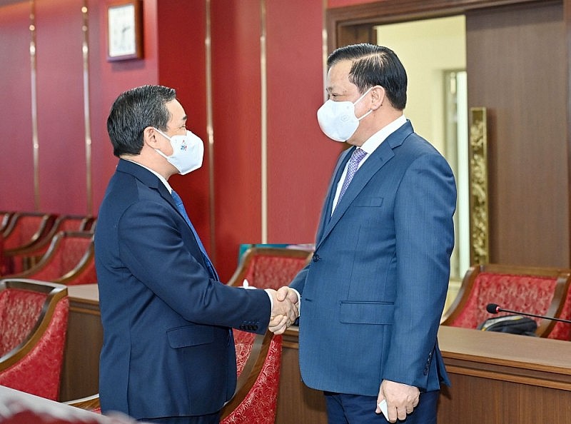 Hanoi Assists Laotian Localities in Fighting Pandemic