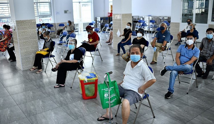 Expats in Phu Nhuan District Receive Gifts and Support for Vaccination