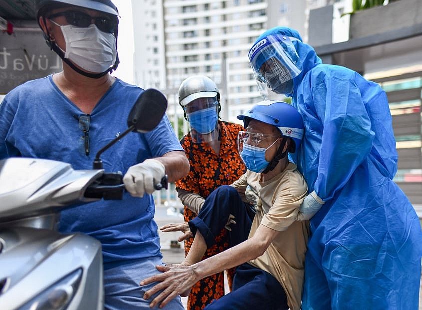 Expats in Phu Nhuan District Receive Gifts and Support for Vaccination