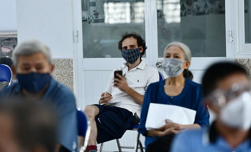 Expats in Phu Nhuan District Receive Gifts and Support for Vaccination