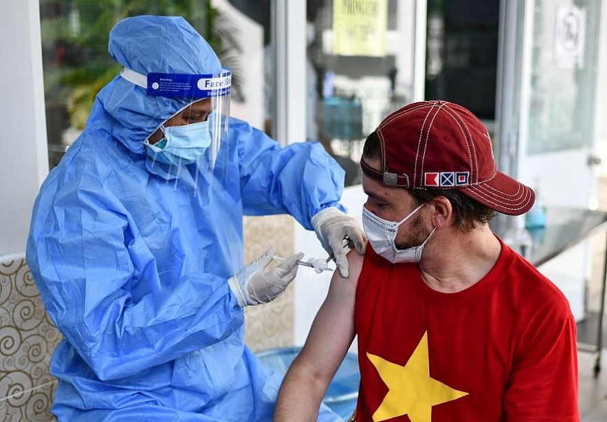 Expats in Phu Nhuan District Receive Gifts and Support for Vaccination