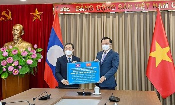 Hanoi Assists Laotian Localities in Fighting Pandemic