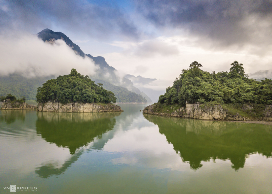 Na Hang picturesque mountain and lake