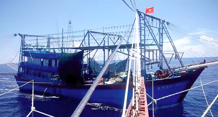 oral communication ships amidst bien dong sea