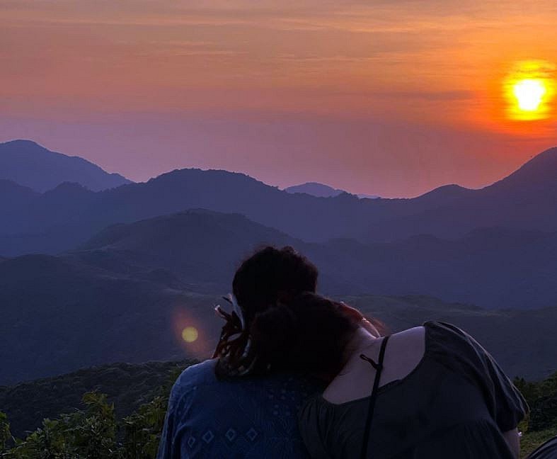 Experience the Sunlit Peaks of Beautiful Ha Long