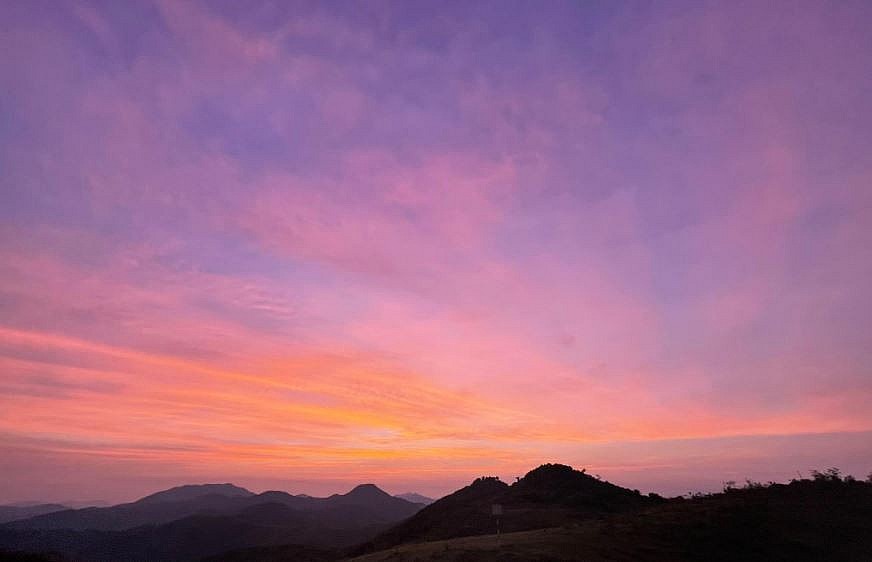Experience the Sunlit Peaks of Beautiful Ha Long