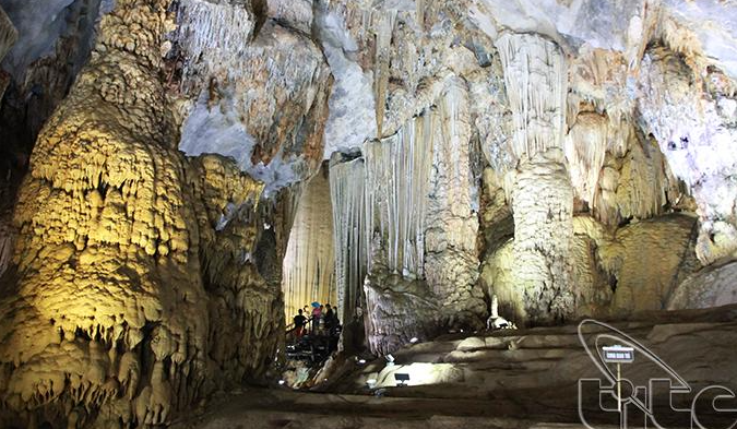 Exploring the beauty of Asian longest dry cave in Quang Binh