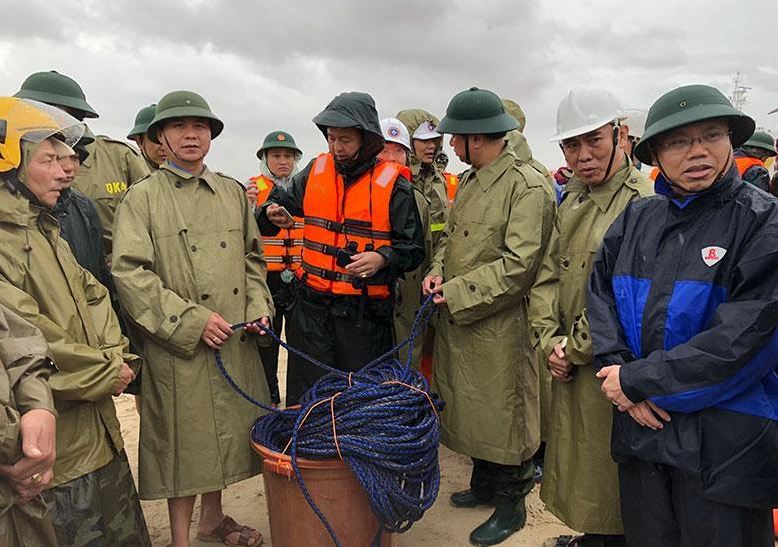 4 ships sank 13 people died and missing due to floods in central vietnam