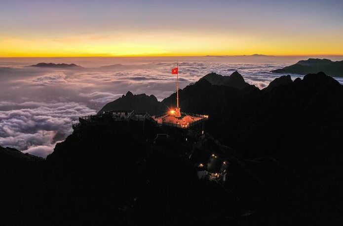 couples flock to sapa fansipan for splendid cloud hunting experiences
