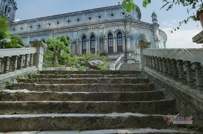untold story of a 100 year old church on the back of turtle shaped rock