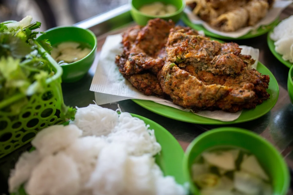 ragworm omelets praised on foreign press as a seasonal vietnamese delicacy