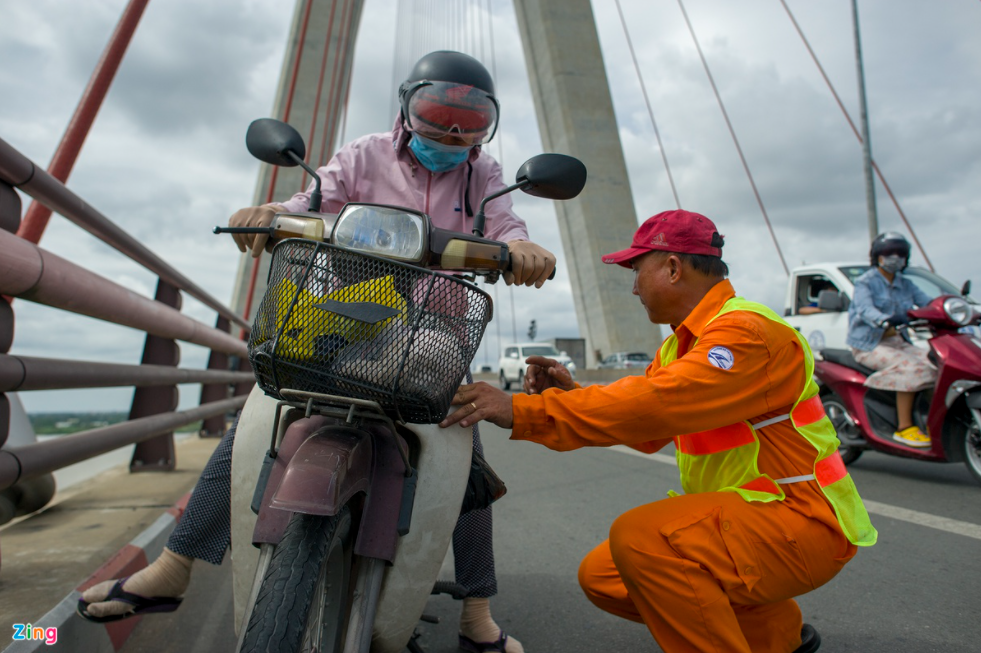 Rescue squad to save suicidal cases on Can Tho Bridge Rescue squad to save suicidal cases on Can Tho Bridge