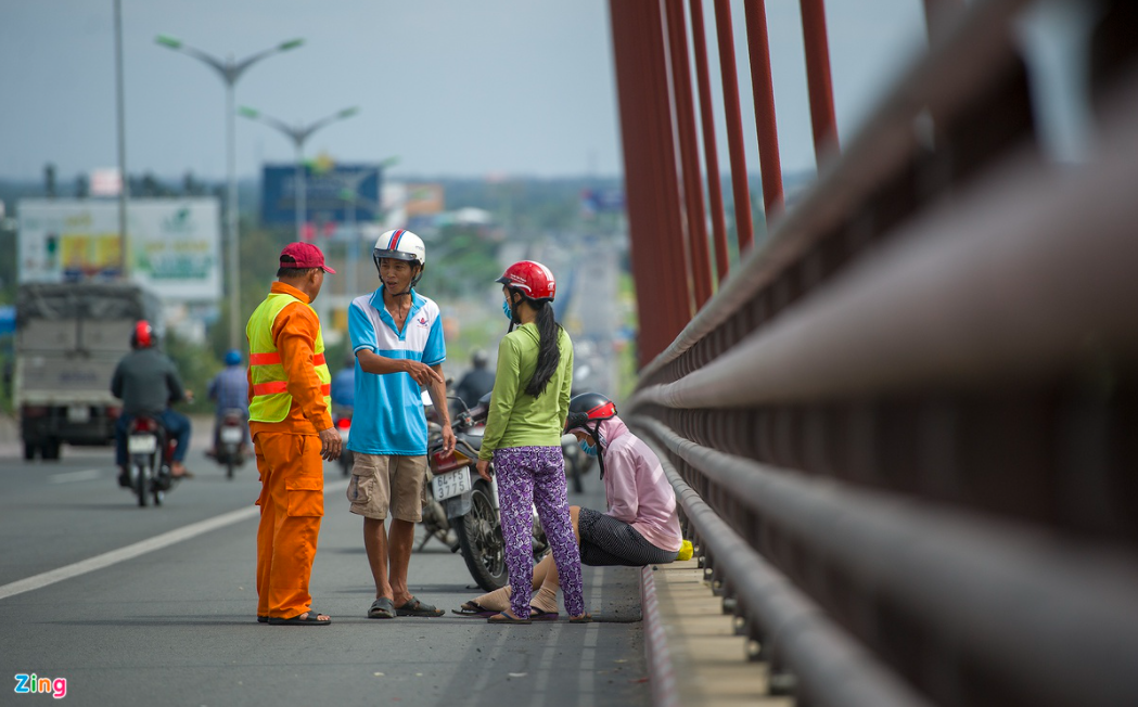 Rescue squad to save suicidal cases on Can Tho Bridge Rescue squad to save suicidal cases on Can Tho Bridge