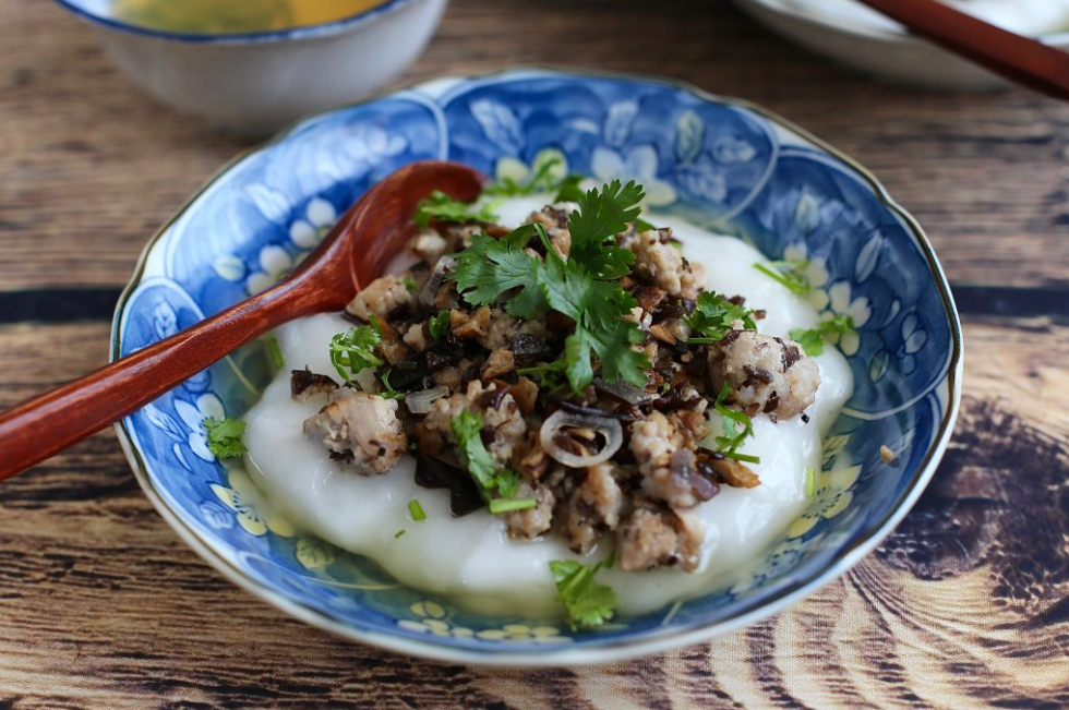 Hot steamed rice pudding - Must-try winter specialty in Hanoi