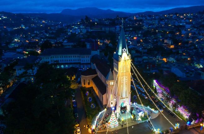 a bustling da lat in christmas vibe
