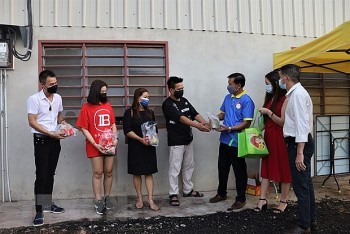 Overseas Vietnamese Making Green Banh Chung Celebrate Tet in Foreign Land