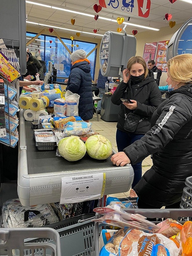 Russia marches into eastern Ukraine: Vietnamese people hear the sound of artillery shells, buy supplies to keep calm