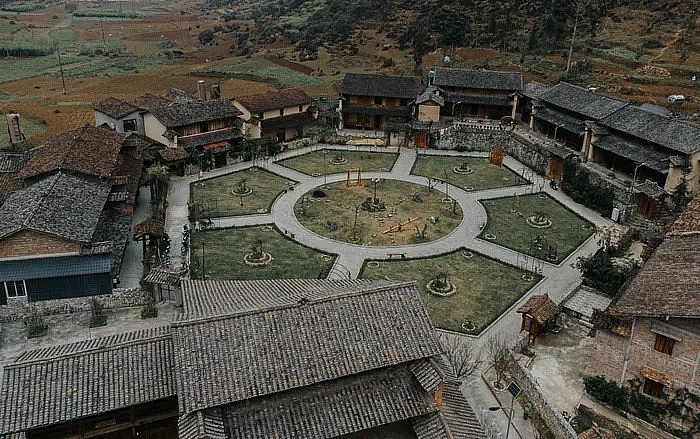 Architectural model of 3 unique peach flowers.  Photo: Nguyen Thanh Luan