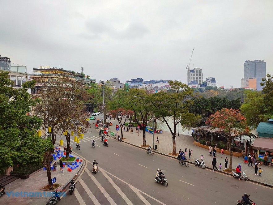 Café Crawls: 3 Cafes to Walk, A Hoan Kiem Lake Journey