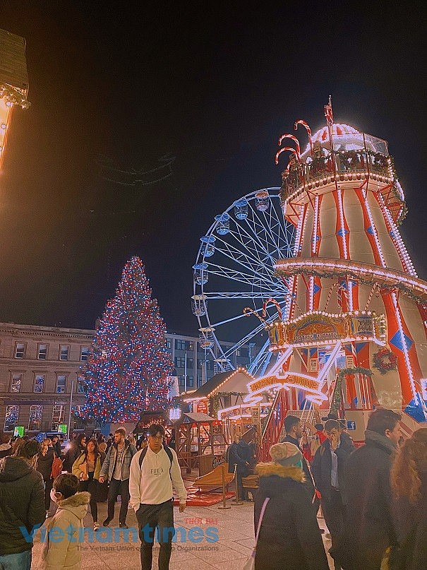 Vietnamese in Europe Celebrating Christmas Vietnamese in Europe Celebrating Christmas