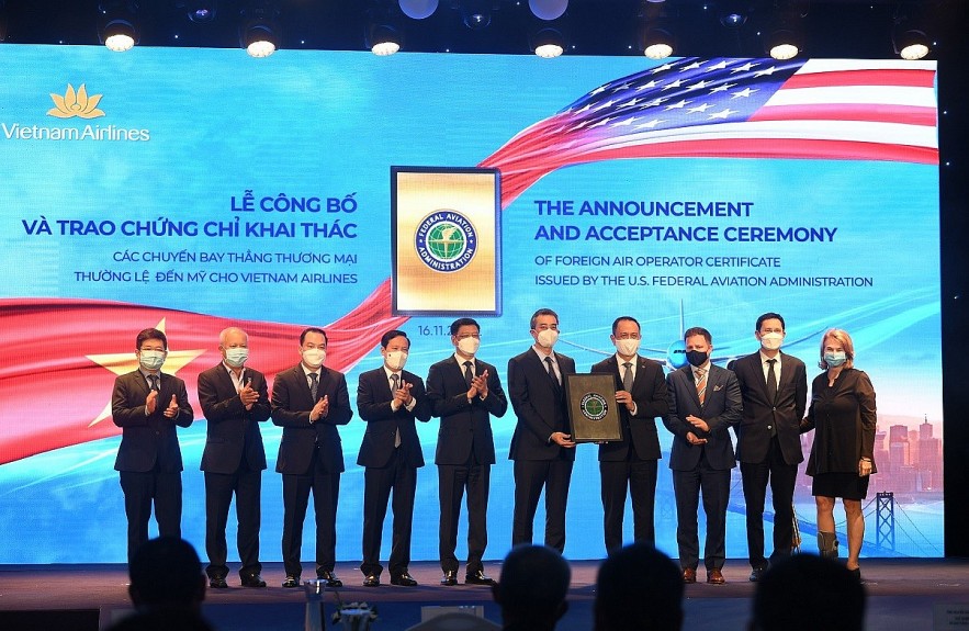 Commercial Counselor Charles Ranado, on behalf of the US authorities, awarded the certificate of normal non-stop flight to VNA. (Photo: VNA).