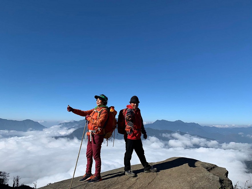 Van and a porter with a sea of clouds on Lao Than Mount