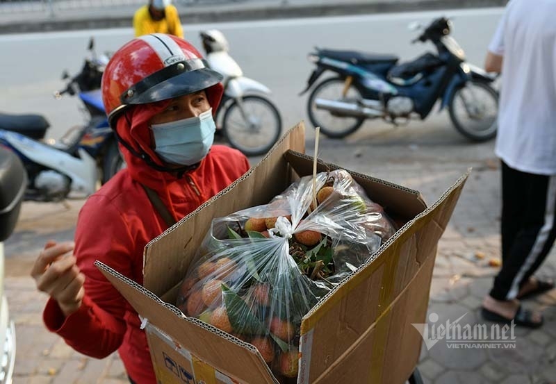 any people buy several bags of lychees and share them to relatives