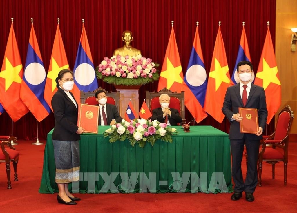 Top Lao leader wraps up visit to Vietnam with fruitful results