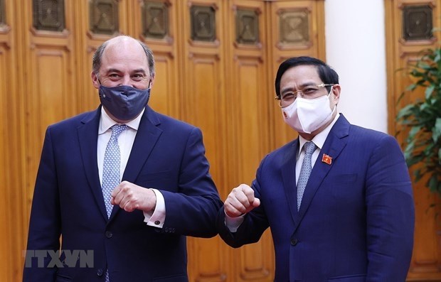 Prime Minister Pham Minh Chinh (right) and UK Secretary of State for Defence Robert Ben Lobban Wallace (Photo: VNA)