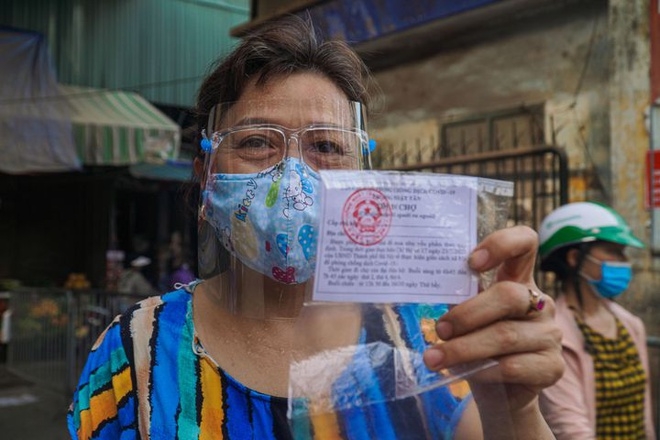Expats in Ho Chi Minh City Experience Shopping with Market Entrance Tickets