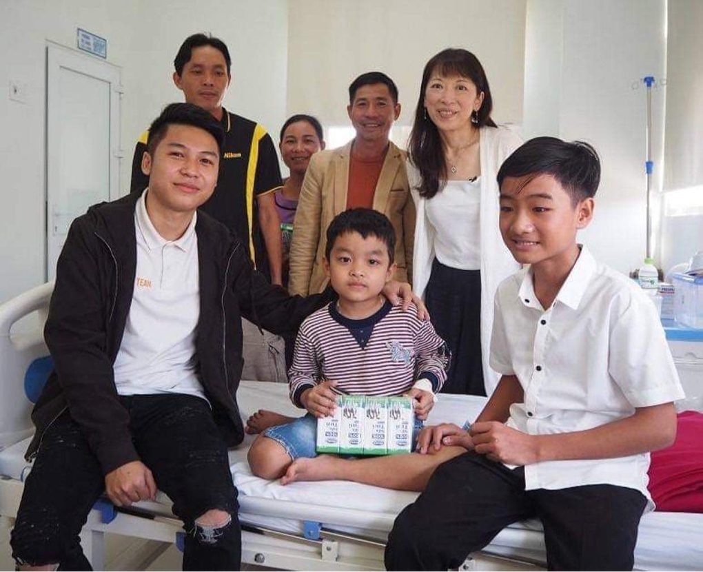 Nguyen Anh Tai (first from left) returns to Hue Central Hosptial to reunite with his 'mother' Wanatabe in 2019. Photo courtesy of
