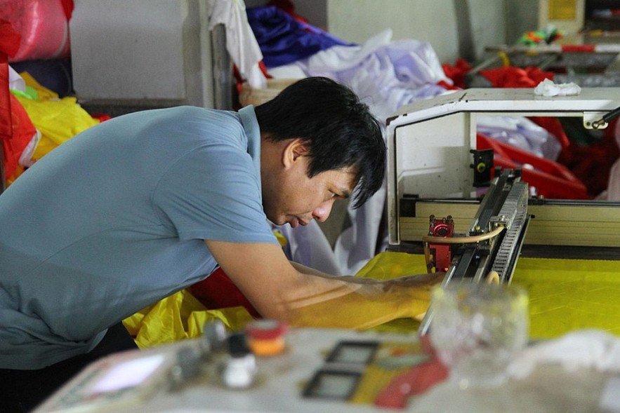 National Flag Making Tradition Preserved By Three-Generation Family In Hanoi’s Outskirts