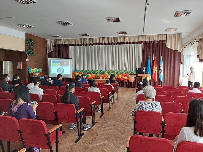 Vietnamese Language Classes Open in Ukraine, Netherlands