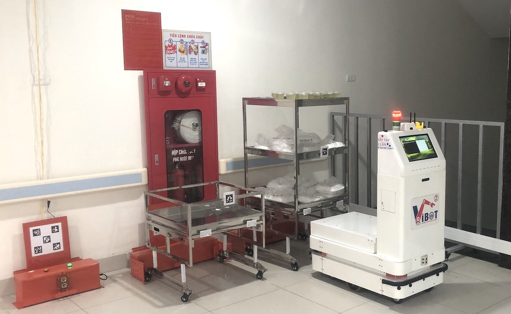Medical transportation robots made in Vietnam deployed at COVID treatment facilities