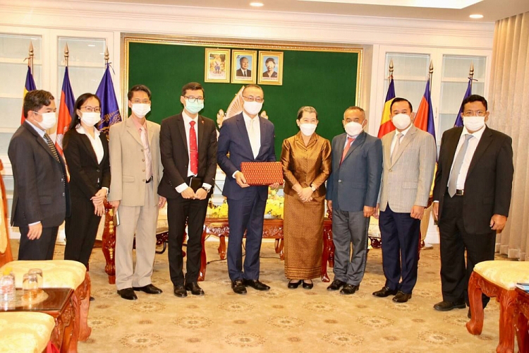 Cambodia- Vietnam Friendship Association Donates US$50,000 to Support Vietnam's Battle with Covid