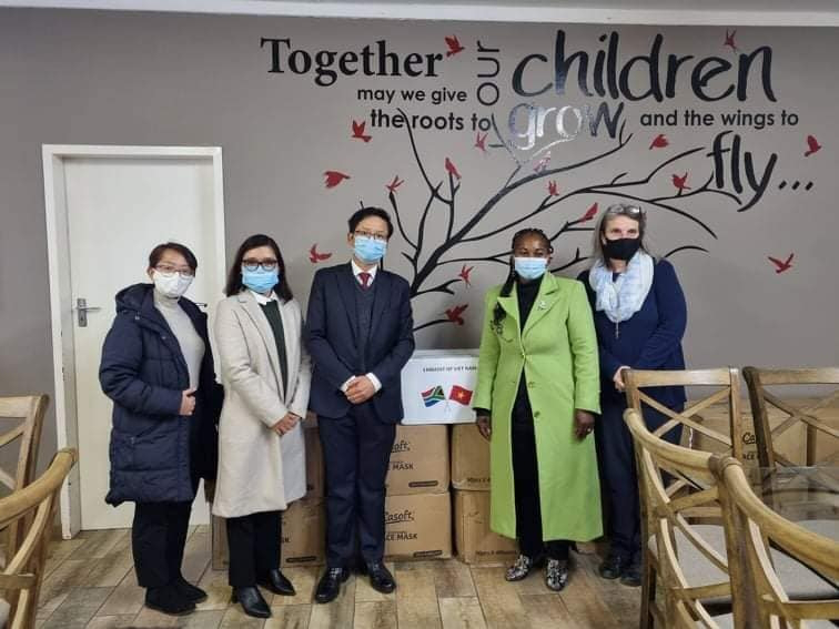 Vietnamese Community in South Africa donates 1 million Face Masks to African Countries