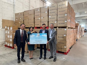 Vietnamese Community in Hungary Supports Covid Fight in Homeland
