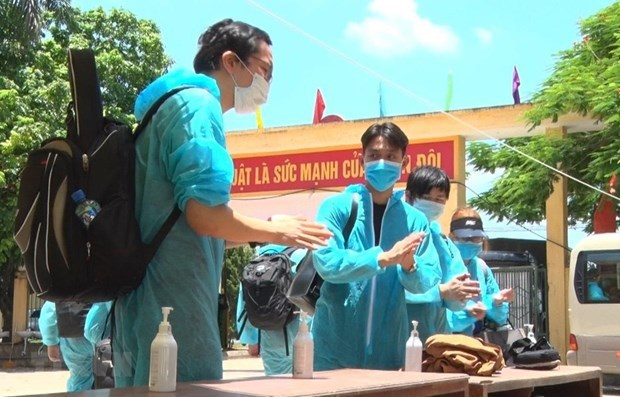 Vietnam continues 14-day quarantine applied to people entering the country