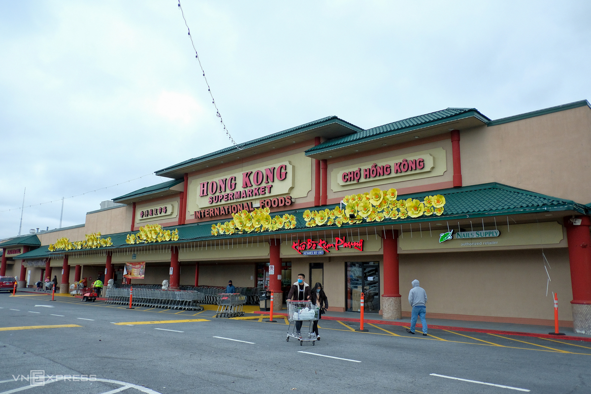 tet holiday atmosphere inside the us tet market for vietnamese