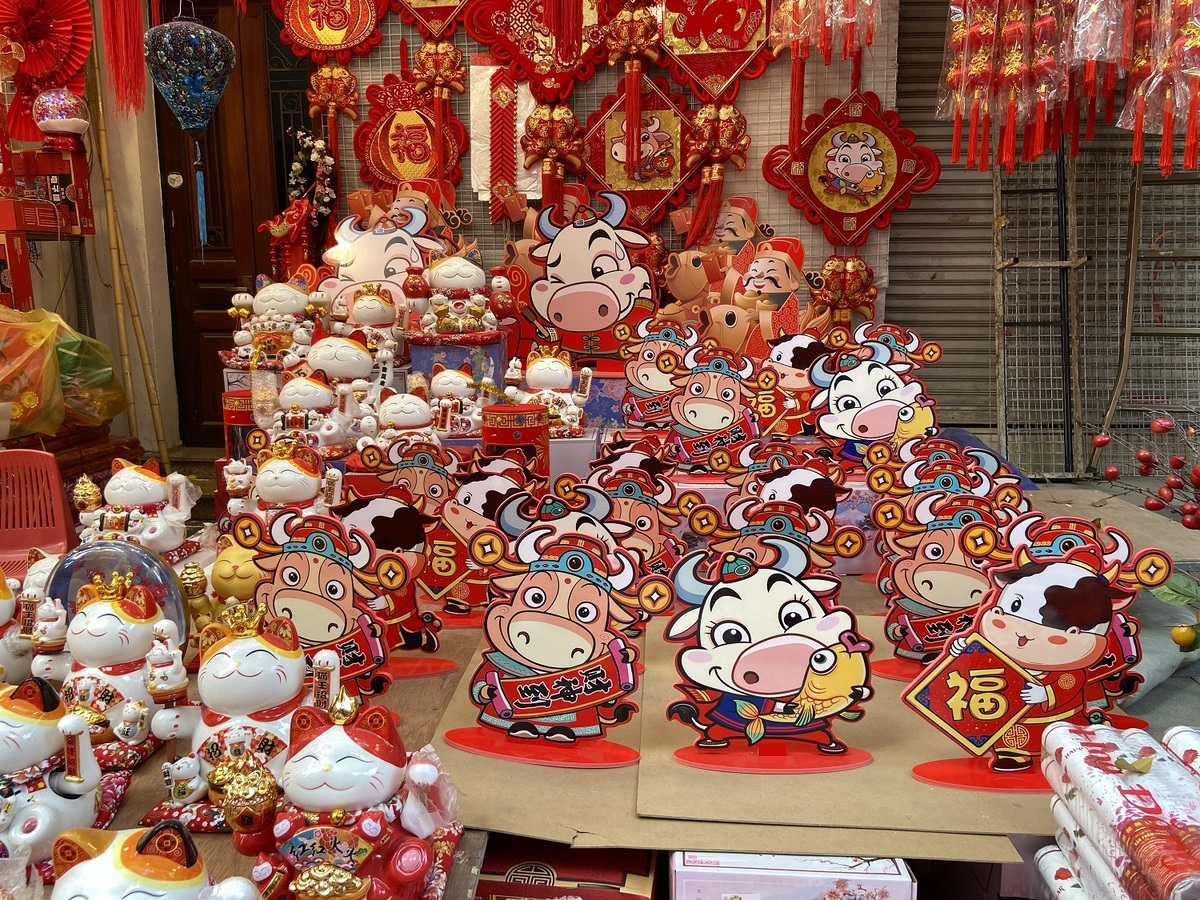 Buffaloes made of hard-pressed foam with cartoony expressions are popular this year. On Hang Ma Street only a few shops sell this item, with prices ranging from VND100,000 ($4.3) to VND500,000 for one. (Photo: VnExpress) 3322 ct2 1612157687