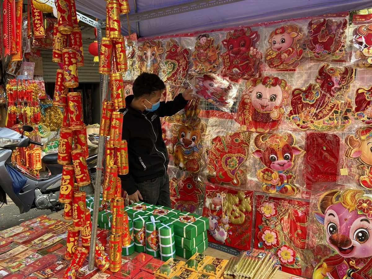 To celebrate Tet, shops are filled with decorative items and lucky money envelopes for the Year of the Buffalo. (Photo: VnExpress) 4022 ct5 1612157689