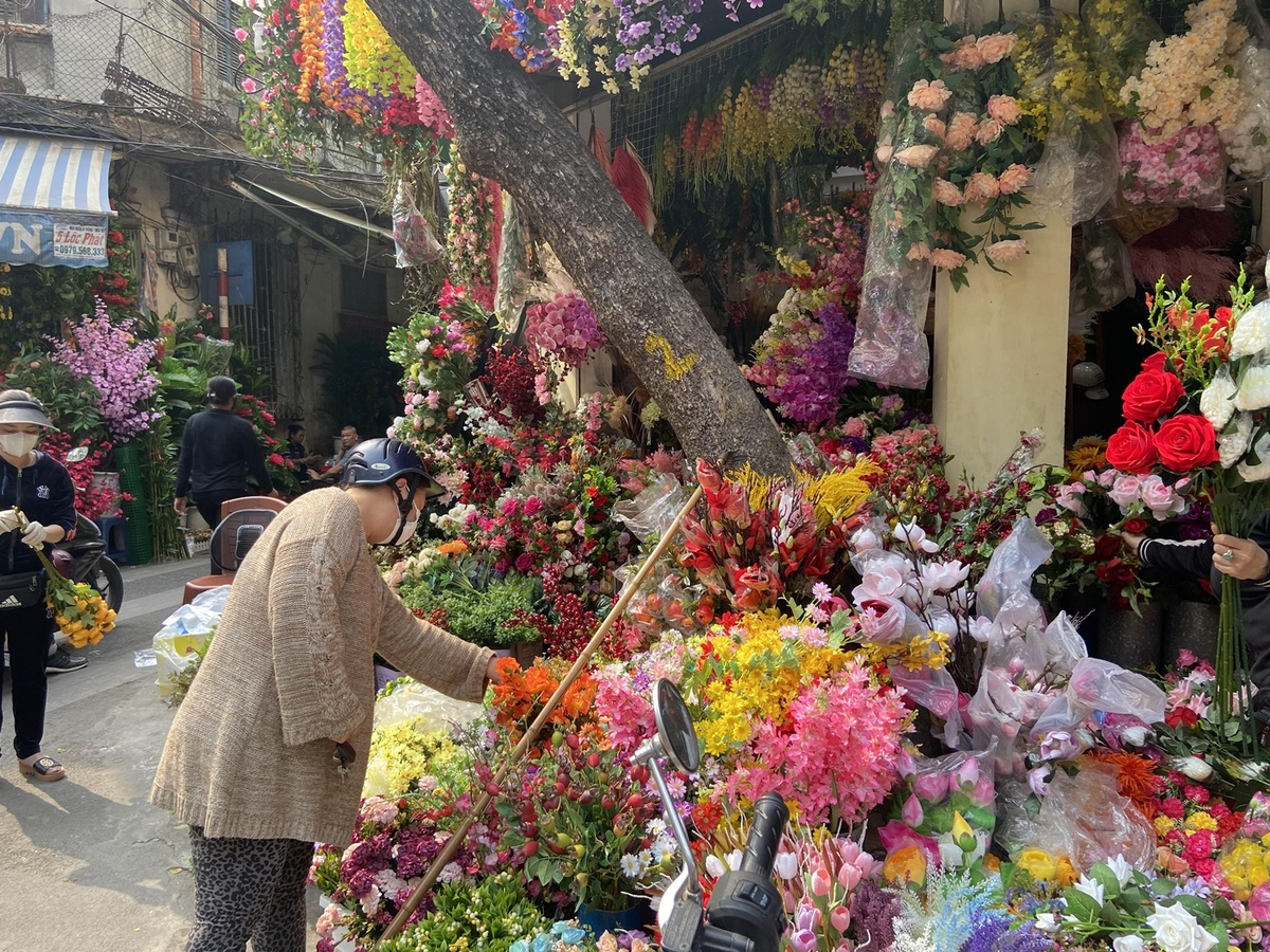Faux flower shops on Hang Ruoi Street attract visitors. (Photo: VnExpress) 4214 ct9 1612157693