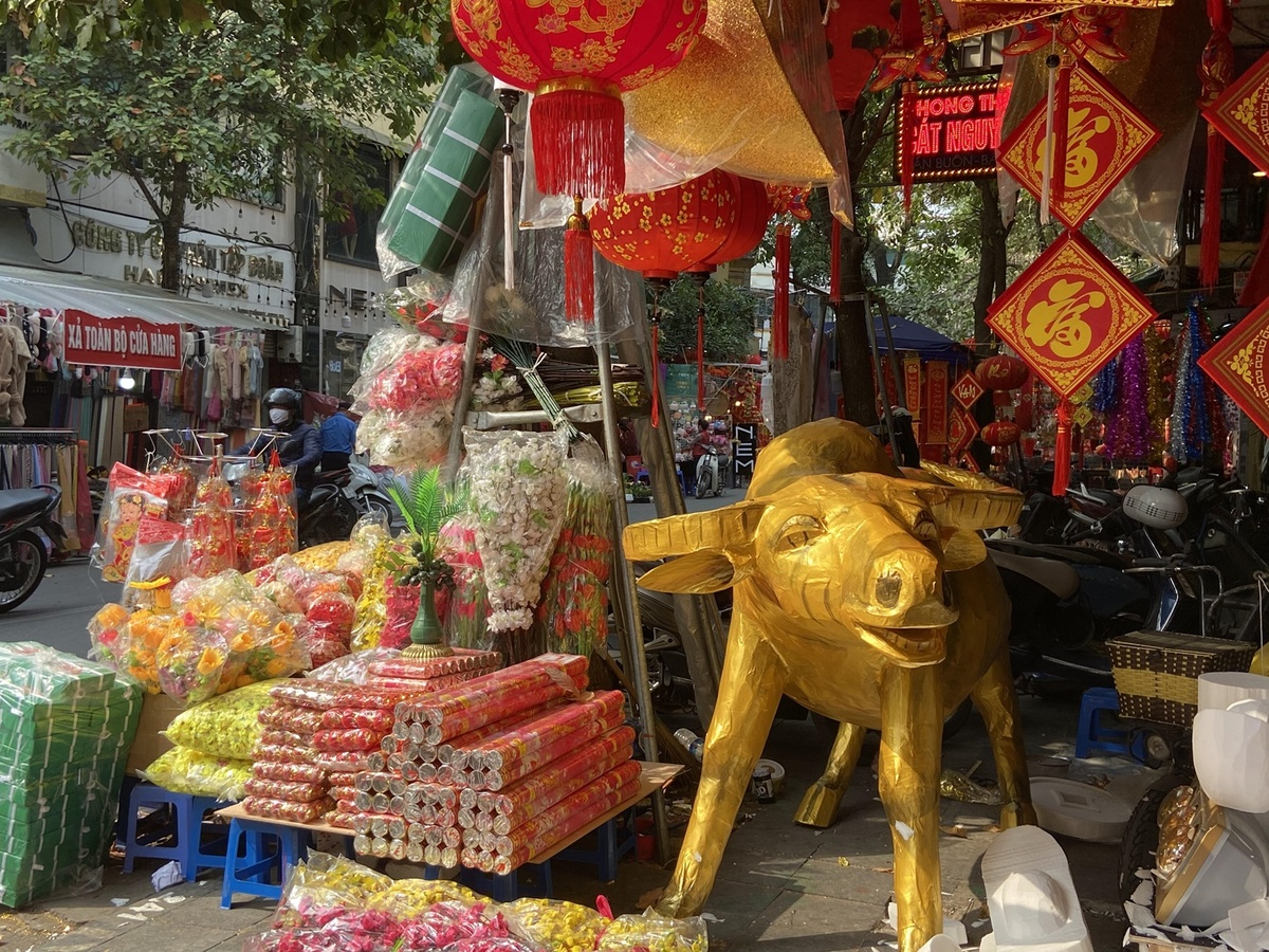 hanois old quarter gets ready for traditional tet holiday