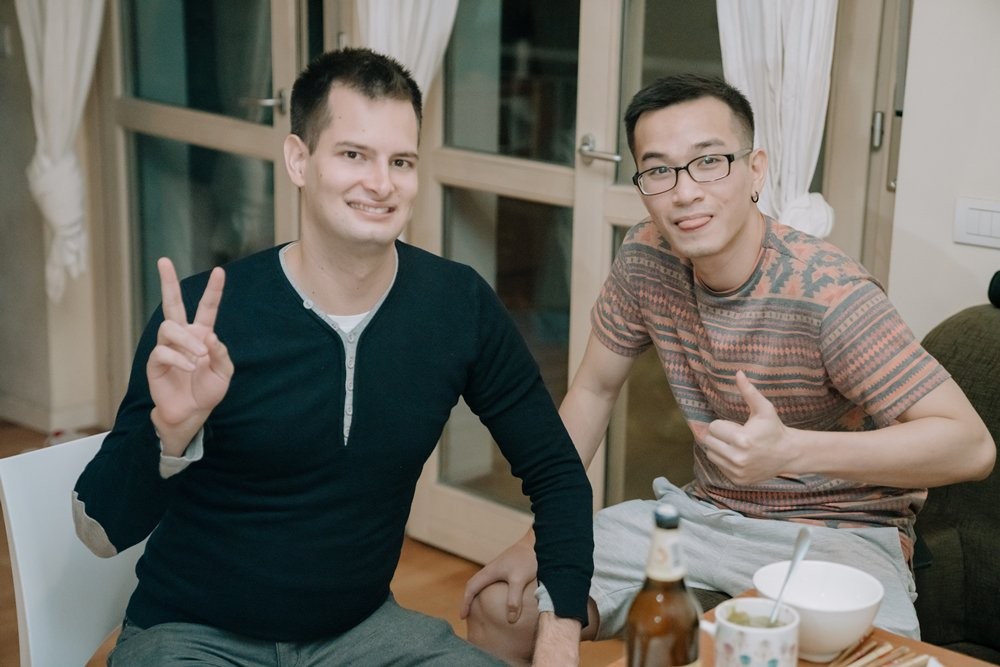 Some of Hai's foreign friends also joined them, and they were all excited to taste the traditional Tet dishes of Vietnamese people. Photo: Zing 