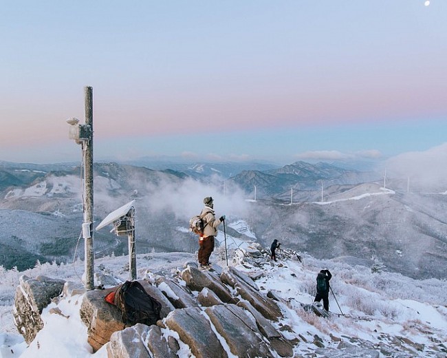 Vietnamese Man Climbs Freezing Mountain For Astonishing Photography