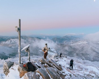 Vietnamese Man Climbs Freezing Mountain For Astonishing Photography