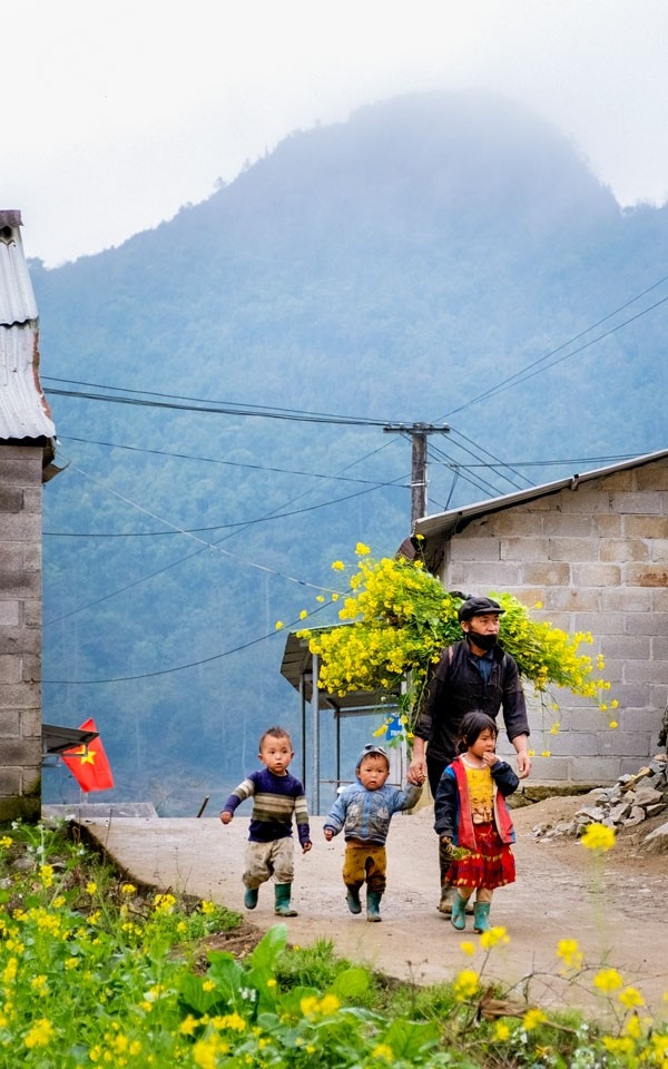 A father and his two kids in a village. Photo: Bao Lam Dong 